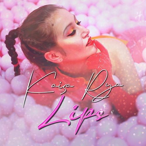 Cover der neuen Single Lips. Kaisa Rya mit pinkem Kleid im Bällebad